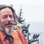 Alan Watts sedang menghisap cangklong