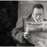 Albert Camus membaca surat kabar