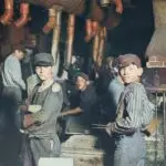 Pekerja anak-anak di pabrik kaca karya Lewis B. Hine