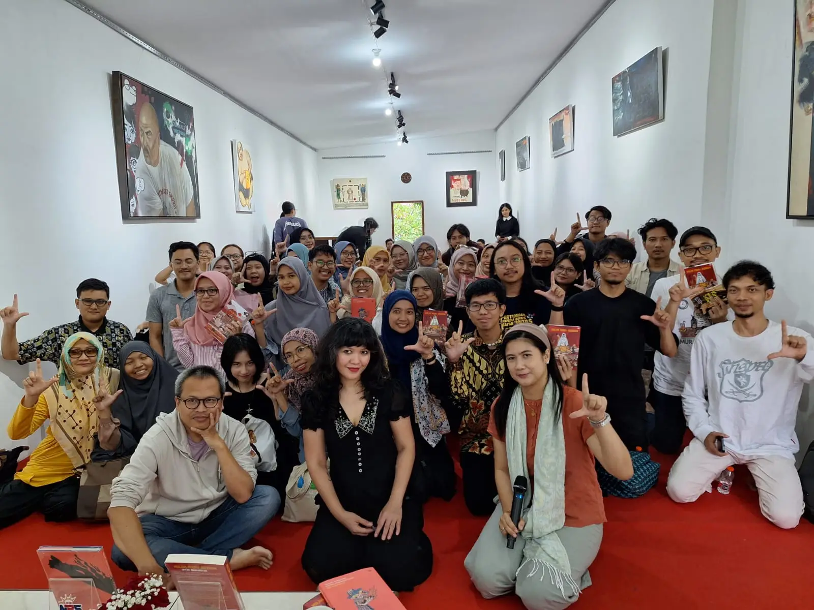 Liputan Kegiatan Book Talk: Dialog Karya bersama Eka Kurniawan dan Intan Paramaditha